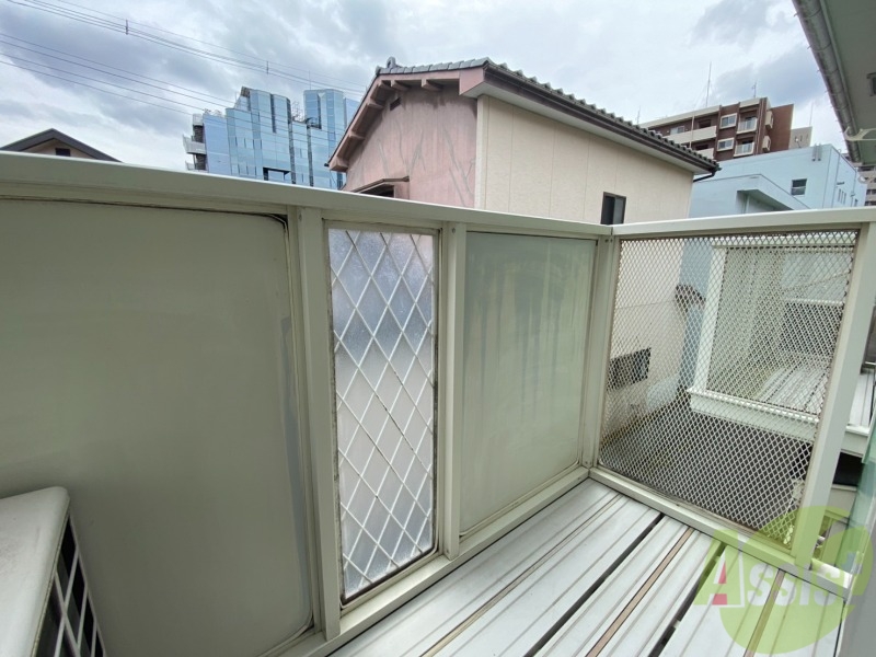 バルコニー　お部屋の窓です。日が差して大変明るいです。