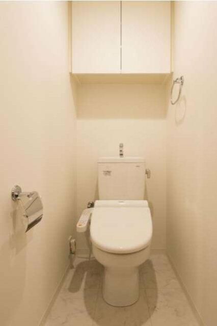 トイレ　落ち着いた色調のトイレです