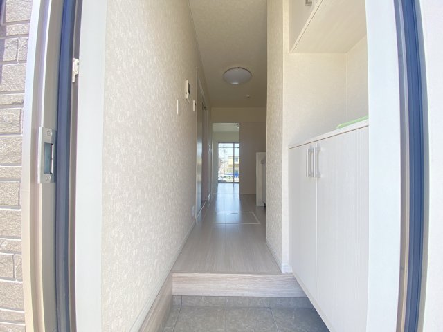 玄関　※別部屋参考写真