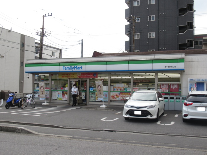 コンビニ　ファミリーマート（コンビニ）まで800m