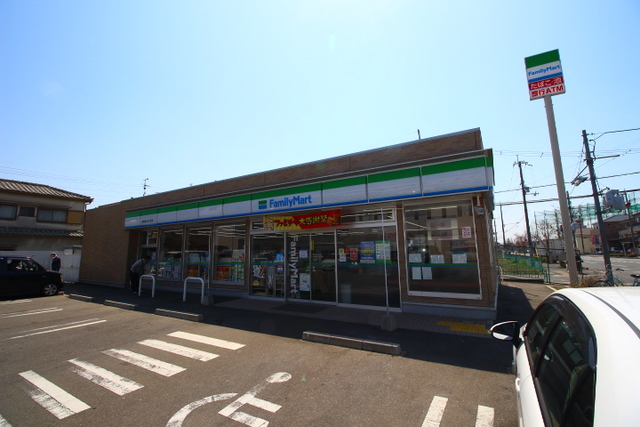 コンビニ　ファミリーマート茨木鮎川五丁目店（コンビニ）まで887m