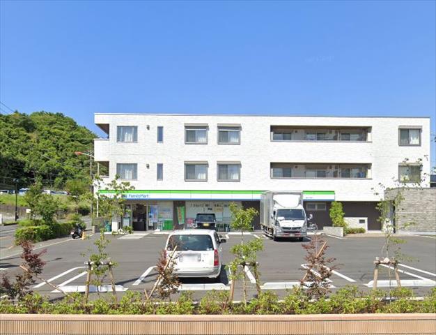 コンビニ　ファミリーマート（コンビニ）まで1526m