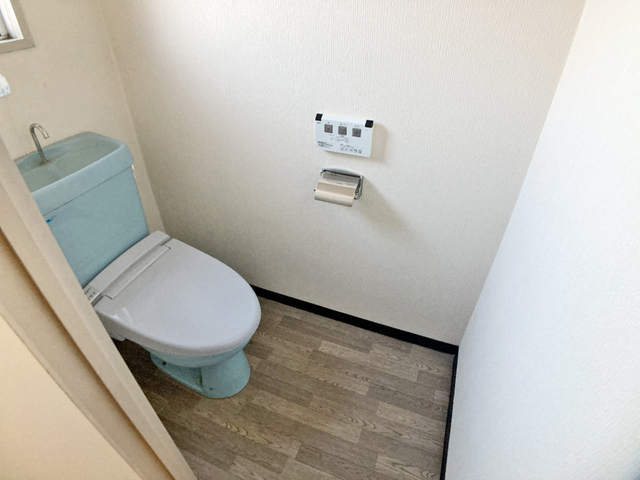 トイレ　※補修前の参考画像の為、設備等は現況優先。