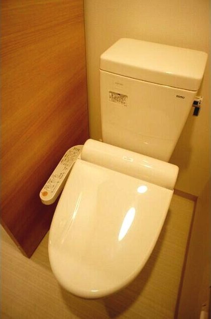 トイレ　温水洗浄便座です