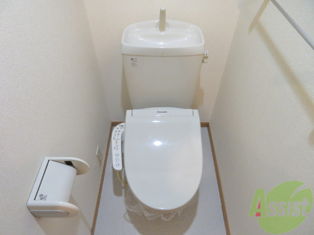 トイレ　ウォシュレットなどの各機能が付いた便利なトイレです。