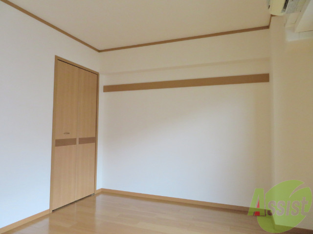 その他部屋・スペース　日中からは陽がよく入ってきます。暖かくて気持ち良いですよ。