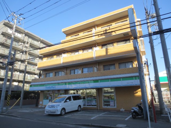 コンビニ　ファミリーマート（コンビニ）まで159m
