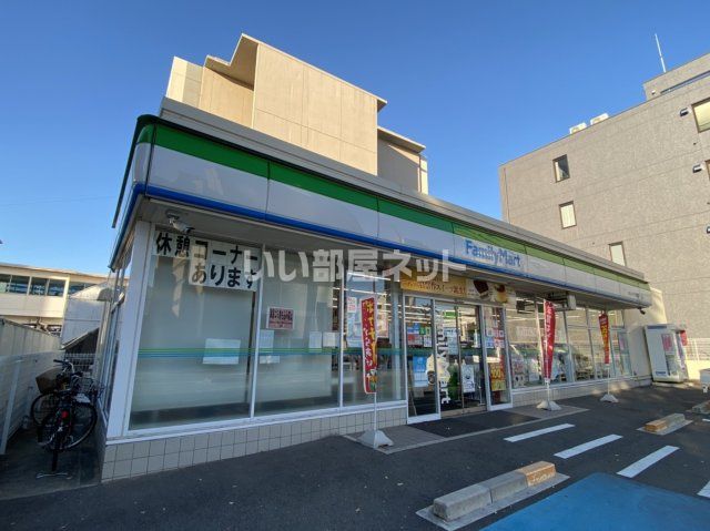 コンビニ　ファミリーマート和歌山県庁正面前店（コンビニ）まで744m