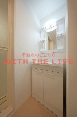 洗面設備　独立洗面化粧台が付いています