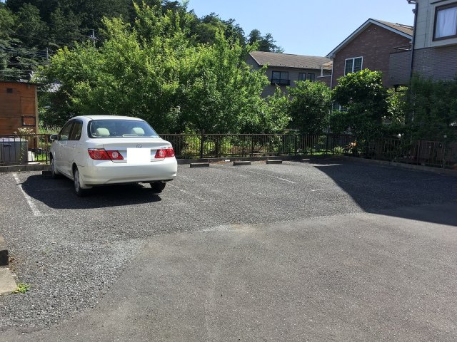 駐車場　駐車場に車を止められます