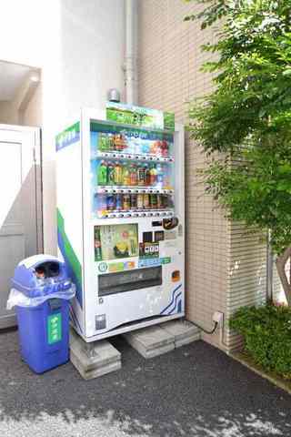 その他　敷地内には自動販売機もあり