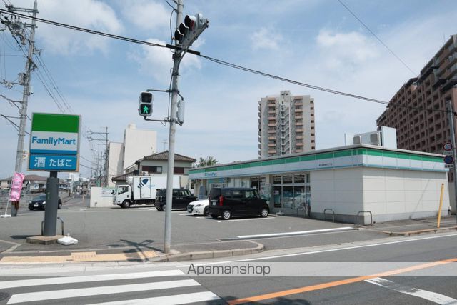 コンビニ　ファミリーマート（コンビニ）まで400m