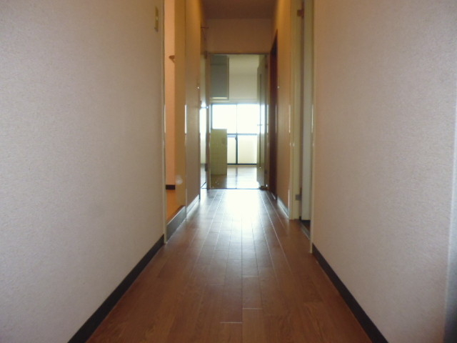 玄関　玄関を開けたらすぐにお部屋ではないので急な来客でも安心です