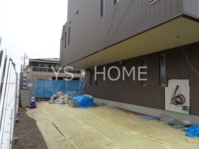 ＪＲ中央線 三鷹駅 バス乗車時間：26分 最寄りバス停で下車 徒歩5分 3階建 新築の外観写真