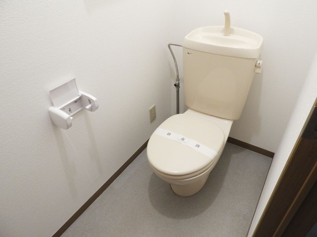 トイレ　写真は別部屋（反転：１号室タイプ）になります。