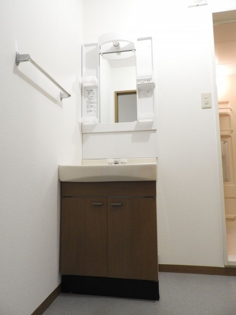 洗面設備　写真は別部屋（反転：１号室タイプ）になります。