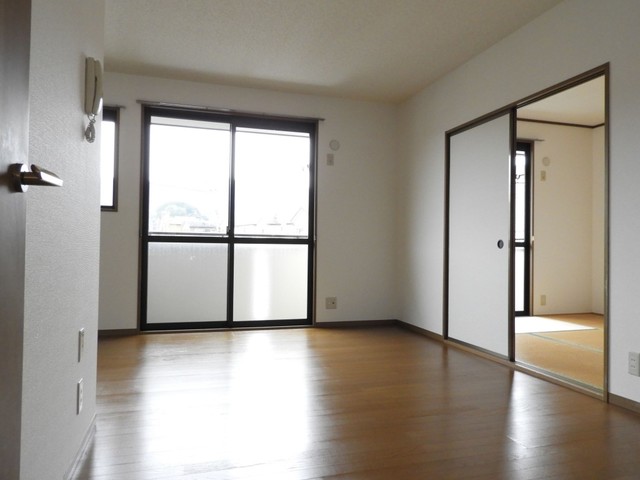 バルコニー　写真は別部屋（反転：１号室タイプ）になります。