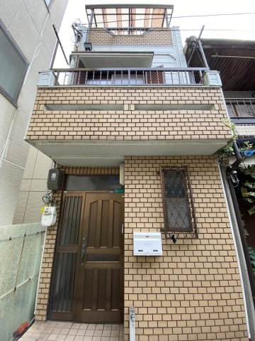 建物外観　3階建てで家族それぞれ個室が使えます