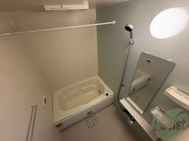 バス・シャワールーム　浴槽は肩まで浸かれるくらいの広さでした。