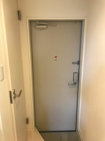 玄関　102号室