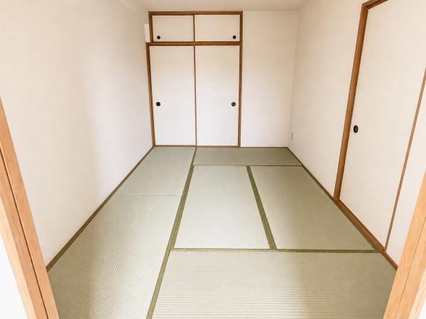 その他部屋・スペース　天袋付きの押入れで収納スペースあり