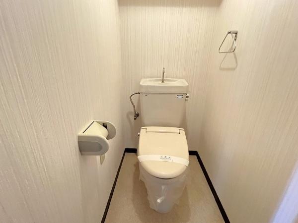 トイレ　手洗い付きタンク付きトイレ