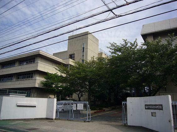 中学校　藤井寺市立第三中学校（中学校）まで960m