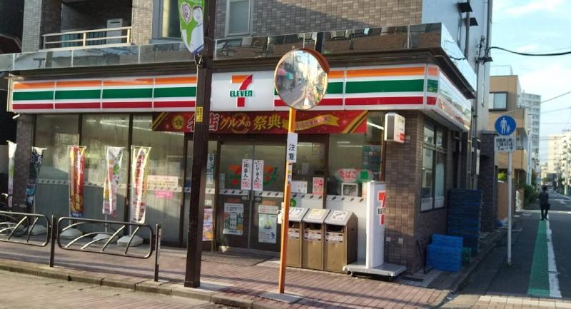 コンビニ　セブンイレブン（コンビニ）まで220m