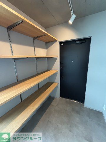 玄関　★奇数階・偶数階で木材や壁の色が異なります。