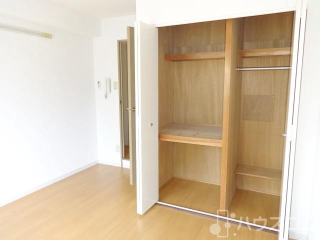 その他部屋・スペース　収納付きの洋室にございます☆