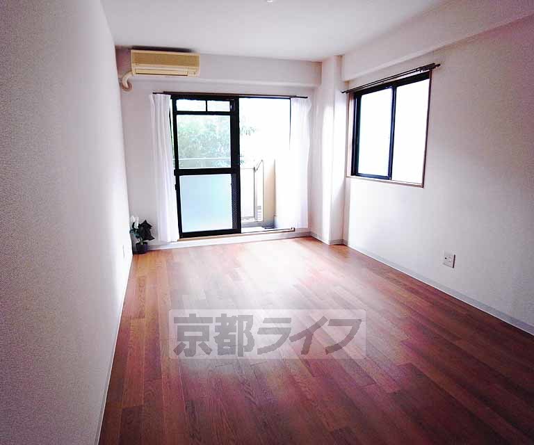 居室・リビング　キレイで広めのお部屋です。