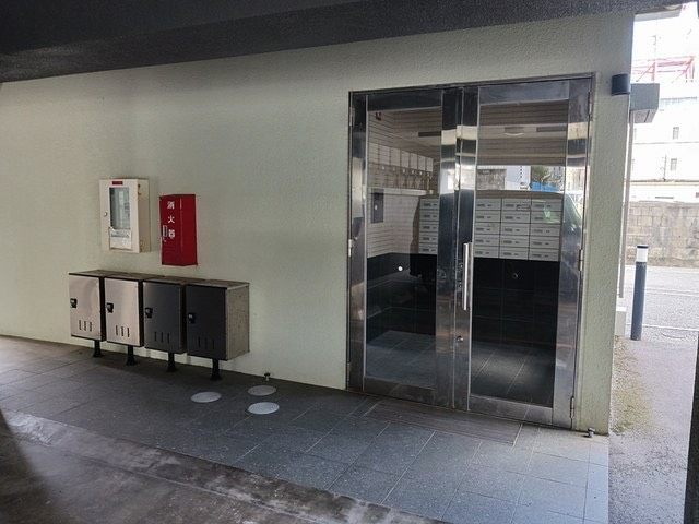 エントランス　落ち着いたエントランスです