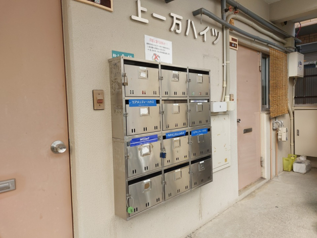 【松山市道後一万のマンションのエントランス】