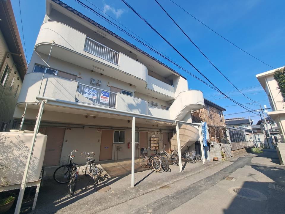 松山市道後一万のマンションの建物外観