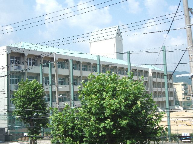 【神戸市灘区寺口町のマンションの中学校】