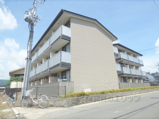 京都市西京区川島調子町のアパートの建物外観