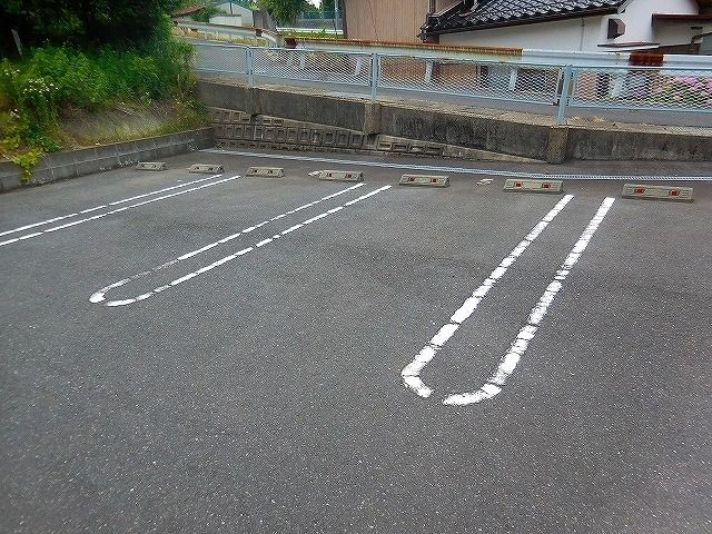 【サンライズ　倉吉の駐車場】