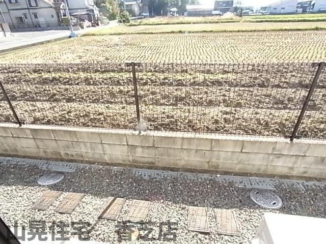 【香芝市狐井のアパートの庭】