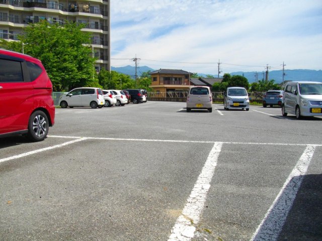 【春日居ライフピアマンションの駐車場】