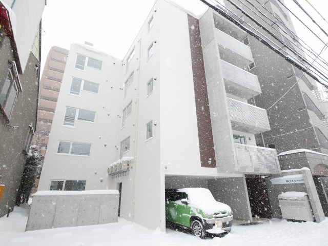 札幌市中央区南十七条西のマンションの建物外観