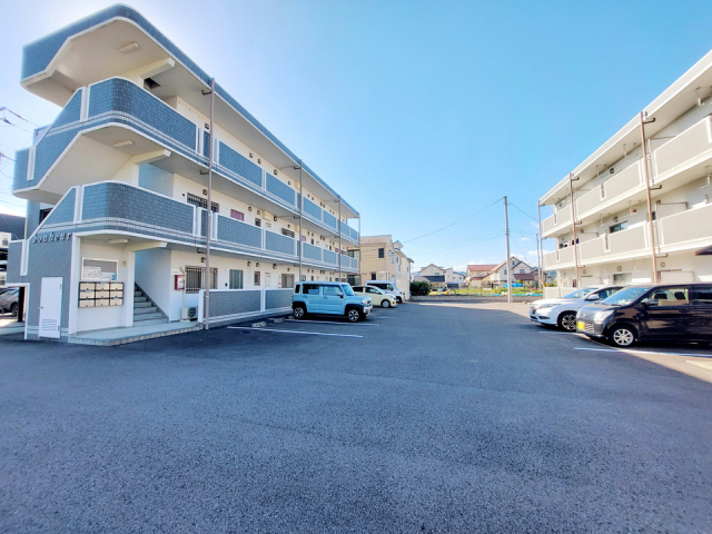 【松山市馬木町のマンションの駐車場】