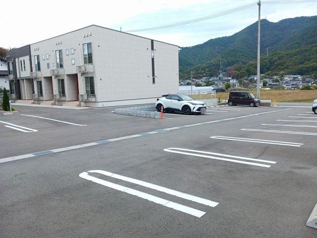 【上田市小泉のアパートの駐車場】