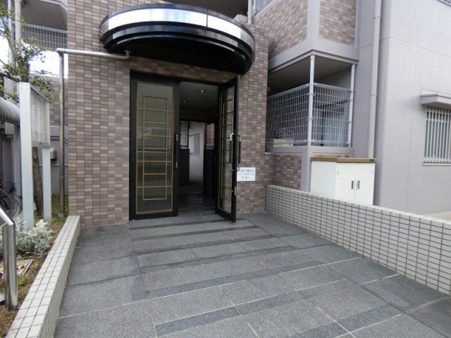 【八尾市垣内のマンションのエントランス】