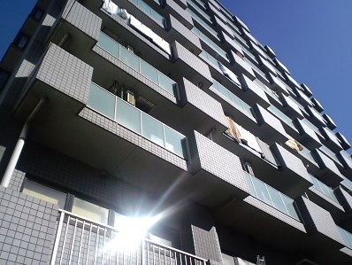 調布市布田のマンションの建物外観