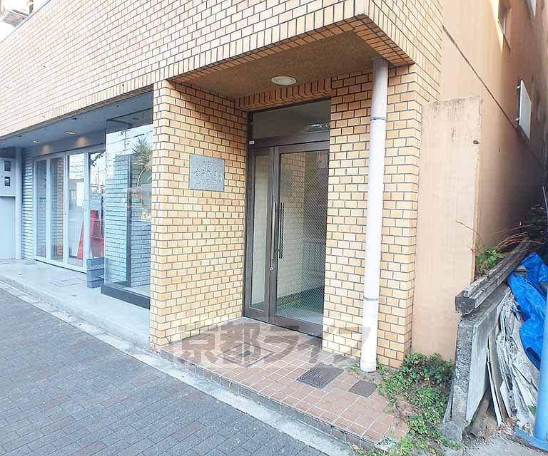 【京都市左京区鹿ケ谷西寺ノ前町のマンションのエントランス】