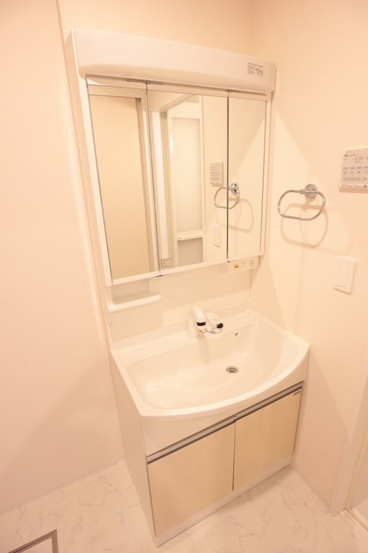 洗面設備　広々としており使いやすい洗面脱衣所です。