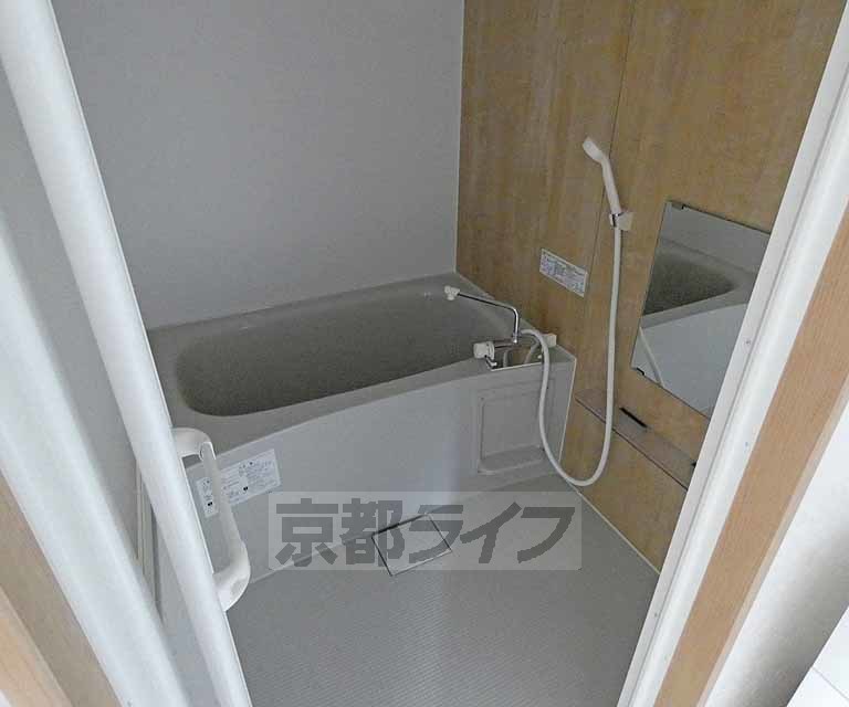 バス・シャワールーム　ゆったりとした浴室です。