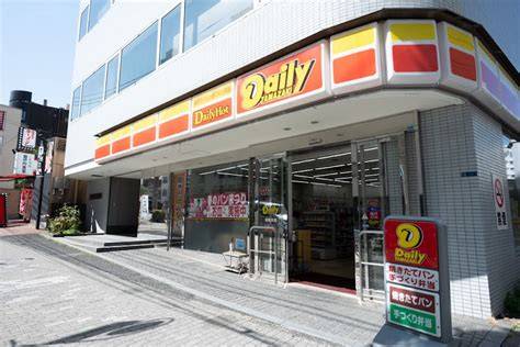 コンビニ　デイリーヤマザキ高輪本店（コンビニ）まで411m
