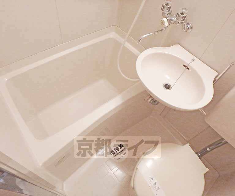 バス・シャワールーム　清潔感のあるバスルームですね。