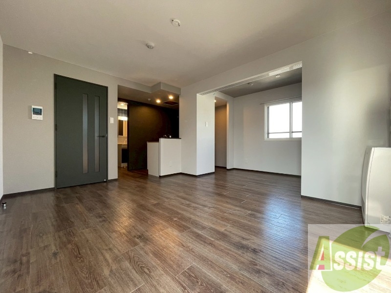 居室・リビング　リビングです。窓が大きくて明るいですね！